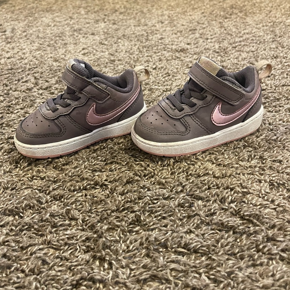 Toddler girls Nike shoes, size 6